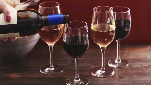 víno pohár alkohol 1140px (SITA/AP)